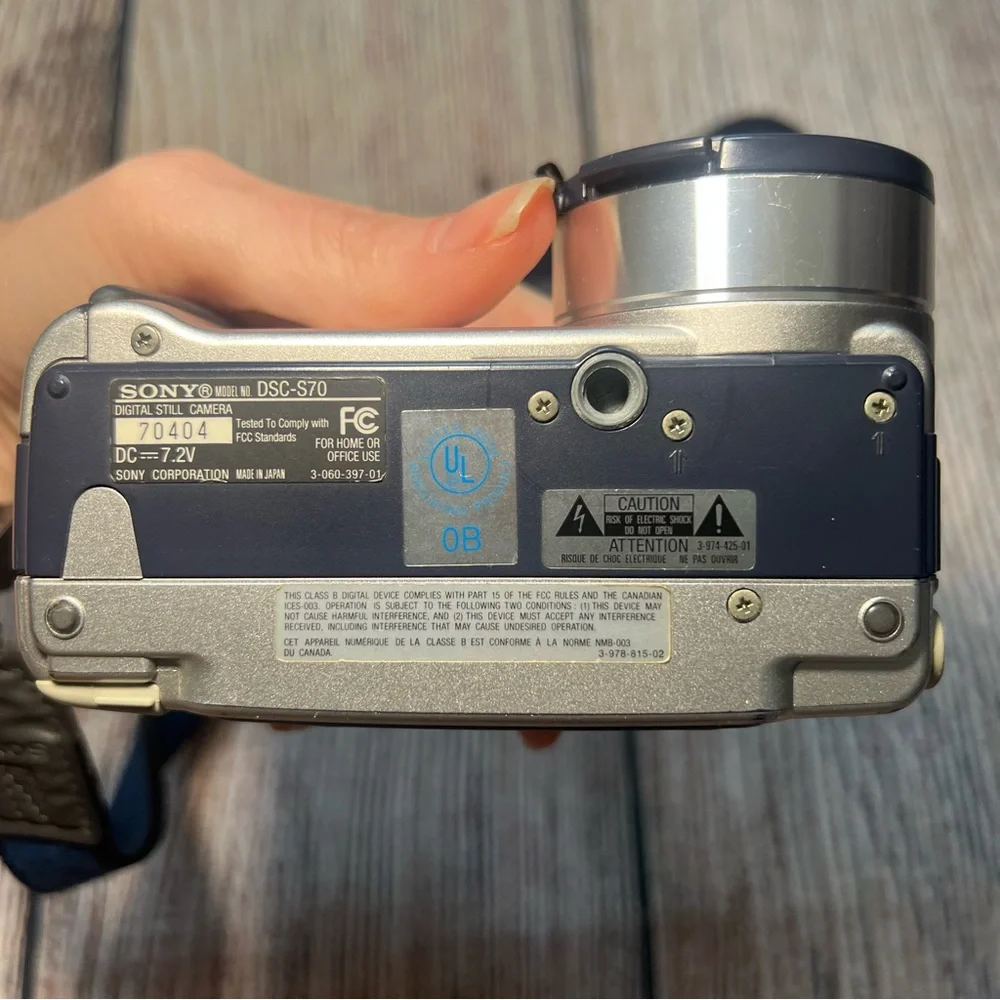 Sony‎ CyberShot DSC-S70 Digital Camera Carl Zeiss Lens Bundles With Charger READ